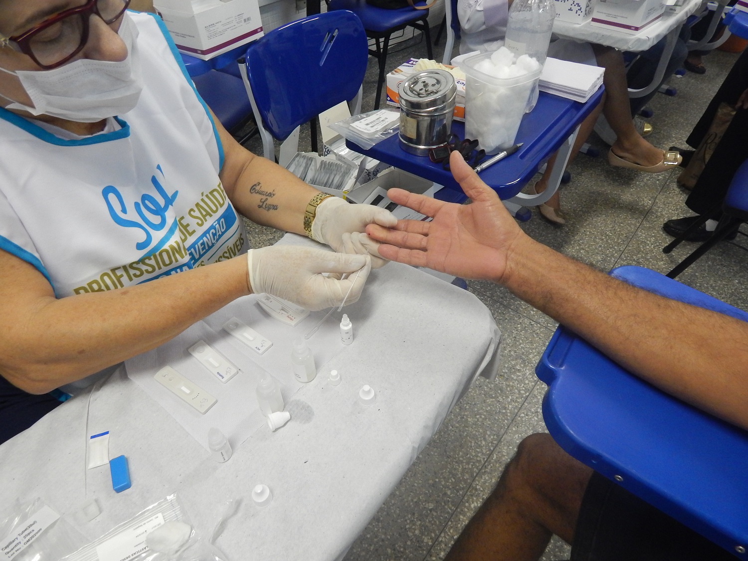 Procedimento simples retira gota de sangue do paciente através do puncionamento do dedo (Foto: Assessoria de Comunicação do HU)
